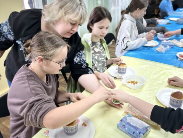 Свято творчості: як у бібліотеці декорували великодні пасочки
