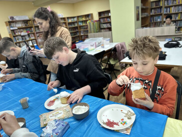 Свято творчості: як у бібліотеці декорували великодні пасочки