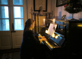 Костюмована різдвяна екскурсія при свічках