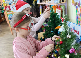 Чудова зимова книжкова атмосфера у бібліотеці