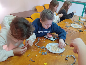 Виготовляли намисто з паперу