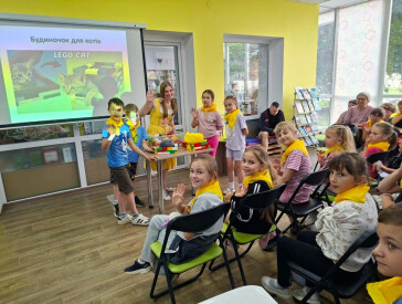 Коти та книжки: ідеальна компанія!