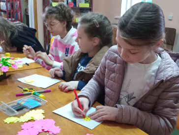 Подарую мамі квіти