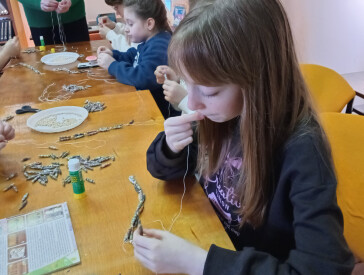 Виготовляли намисто з паперу