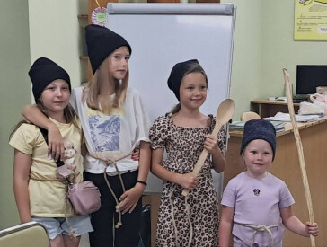 По степу широкім чумаки ідуть, на возах широких рибу-сіль везуть