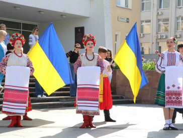 На Алеї Героїв у Полтаві пов'язали вишиті стрічки пам'яті
