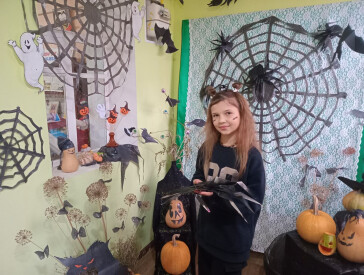 Як у бібліотеці на Дальніх Яківцях виготовляли з паперу символ Геловіну   