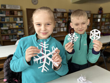 Сніг, фантазія і дитячі усмішки в бібліотечному дворику