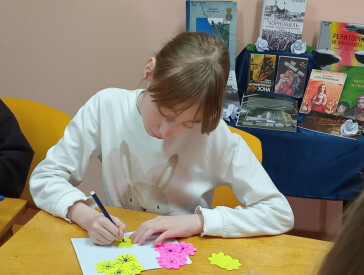 Подарую мамі квіти