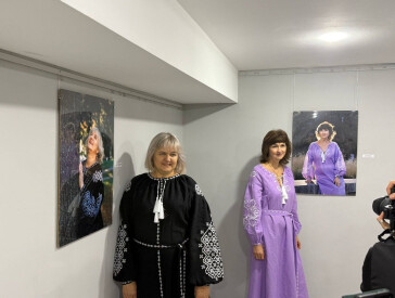 «Незалежна крізь віки: сила і краса»: фотовиставка про жінок, які чекають й підтримують