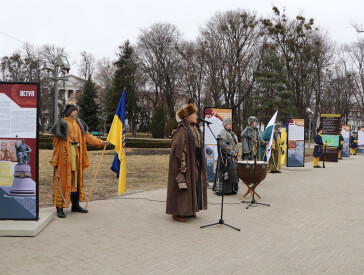 У Корпусному парку відкрили виставковий проєкт «Мазепа. Каrl ХІІ. Пётр І. Топ-10 міфів ru. пропаганди»