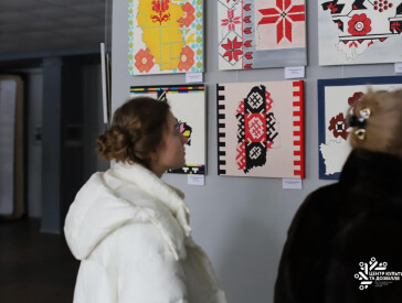 Мистецтво єдності: у ЦКД відкрилася виставка «Барви України»