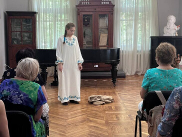 "Жінка – це епоха": "Рубікон" та "Анастасіс" представили виставу у музеї Короленка