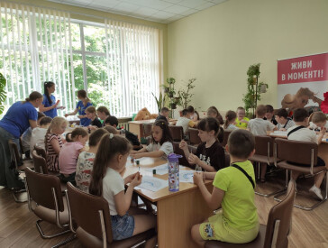 Кольоровий настрій у бібліотеці