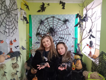 Як у бібліотеці на Дальніх Яківцях виготовляли з паперу символ Геловіну   