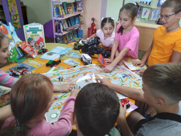 Добре правила вивчай — на дорозі не зволікай