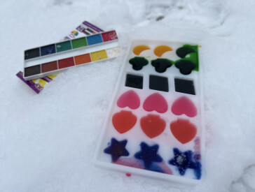 Сніг, фантазія і дитячі усмішки в бібліотечному дворику