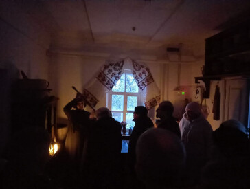 Костюмована різдвяна екскурсія при свічках