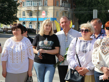 На Алеї Героїв у Полтаві пов'язали вишиті стрічки пам'яті