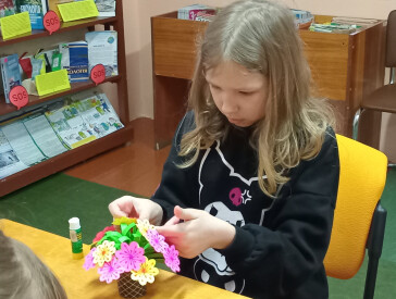 Подарую мамі квіти