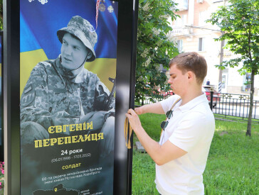 На Алеї Героїв у Полтаві пов'язали вишиті стрічки пам'яті