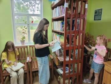 Книжкові пригоди на сонячній галявині