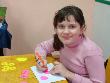 Подарую мамі квіти