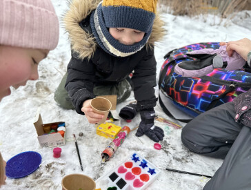 Сніг, фантазія і дитячі усмішки в бібліотечному дворику
