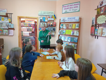 Виготовляли намисто з паперу