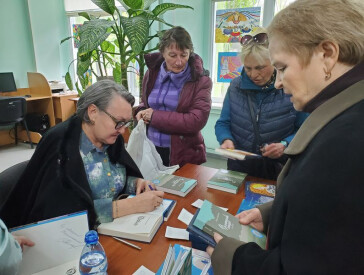 Зустріч з письменницею і волонтеркою Людмилою Охріменко