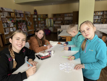 Сніг, фантазія і дитячі усмішки в бібліотечному дворику