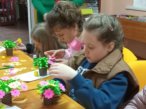 Подарую мамі квіти