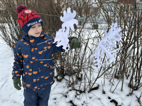 Сніг, фантазія і дитячі усмішки в бібліотечному дворику